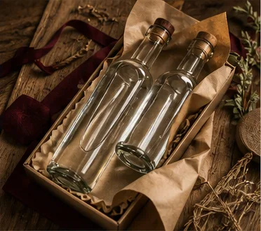 Auswahl aus Gin, Whisky, Rum, Obstbrand und Likör in schlichter Geschenkverpackung mit Entscheidungskarten